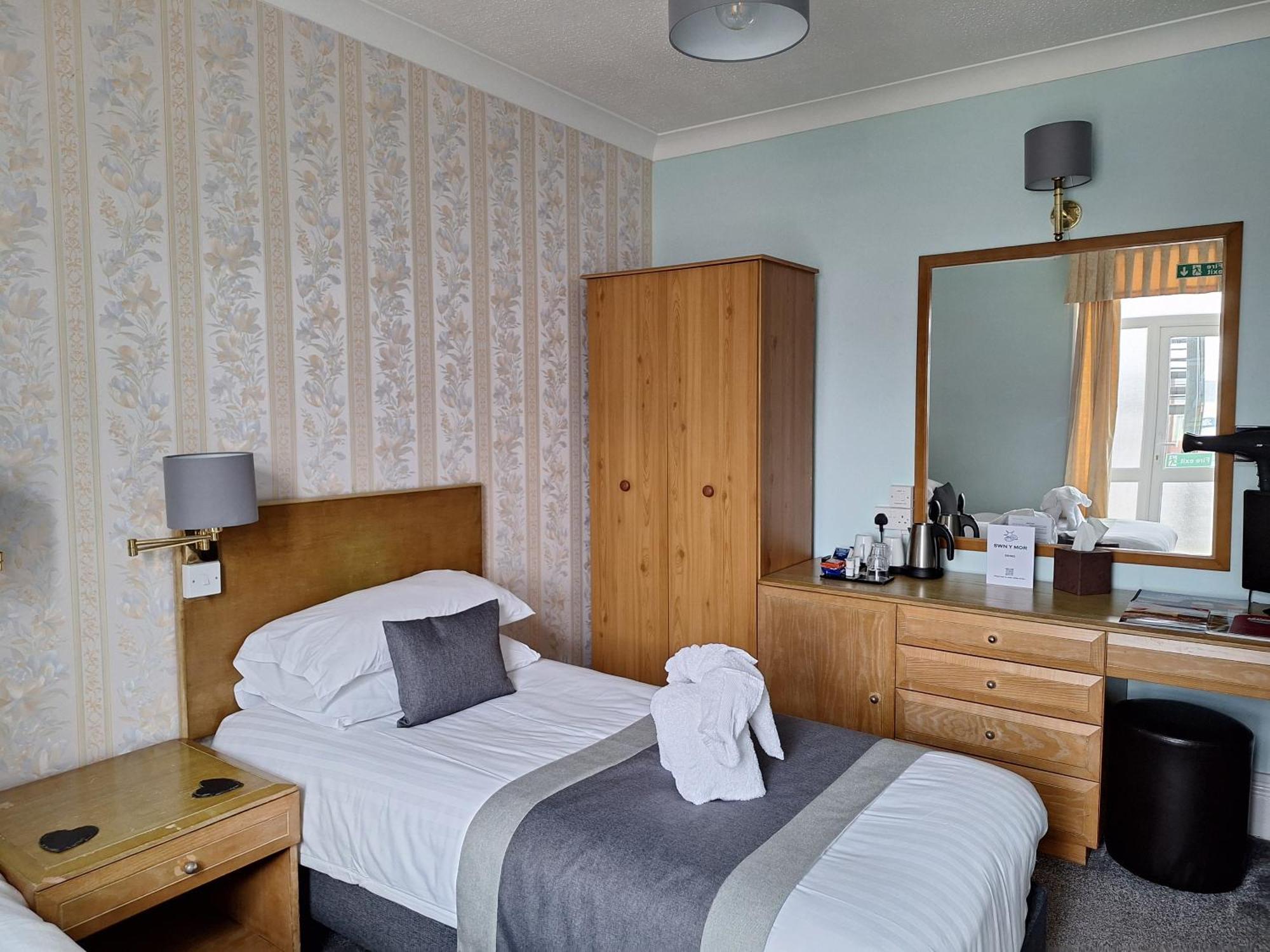 Swn Y Mor Hotel Ландъндо Стая снимка